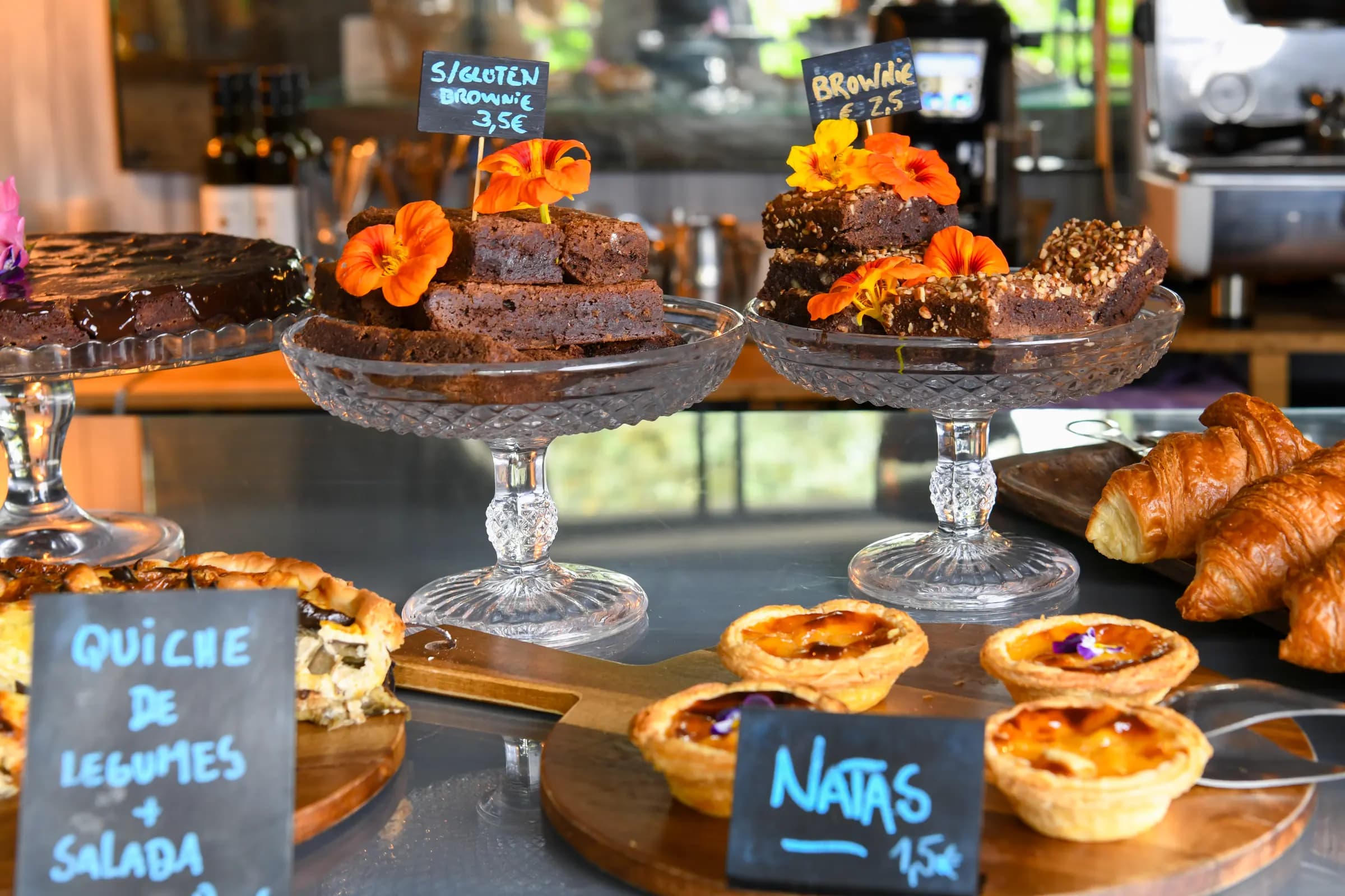 Pastéis de nata and brownies on the café counter