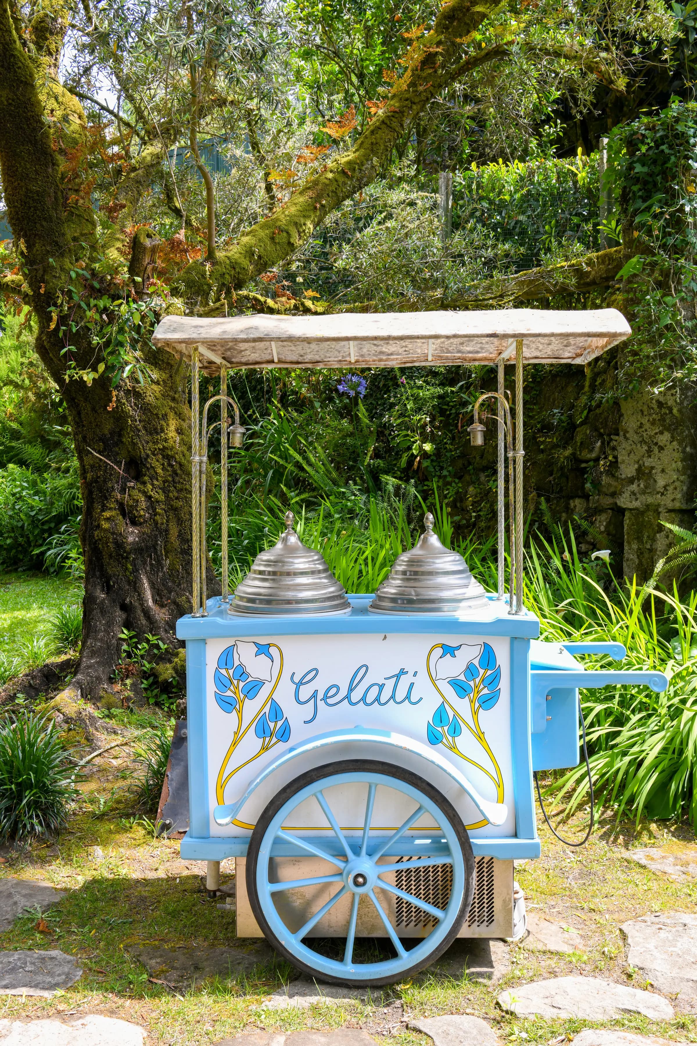 The café's hand-painted blue gelati cart in the garden