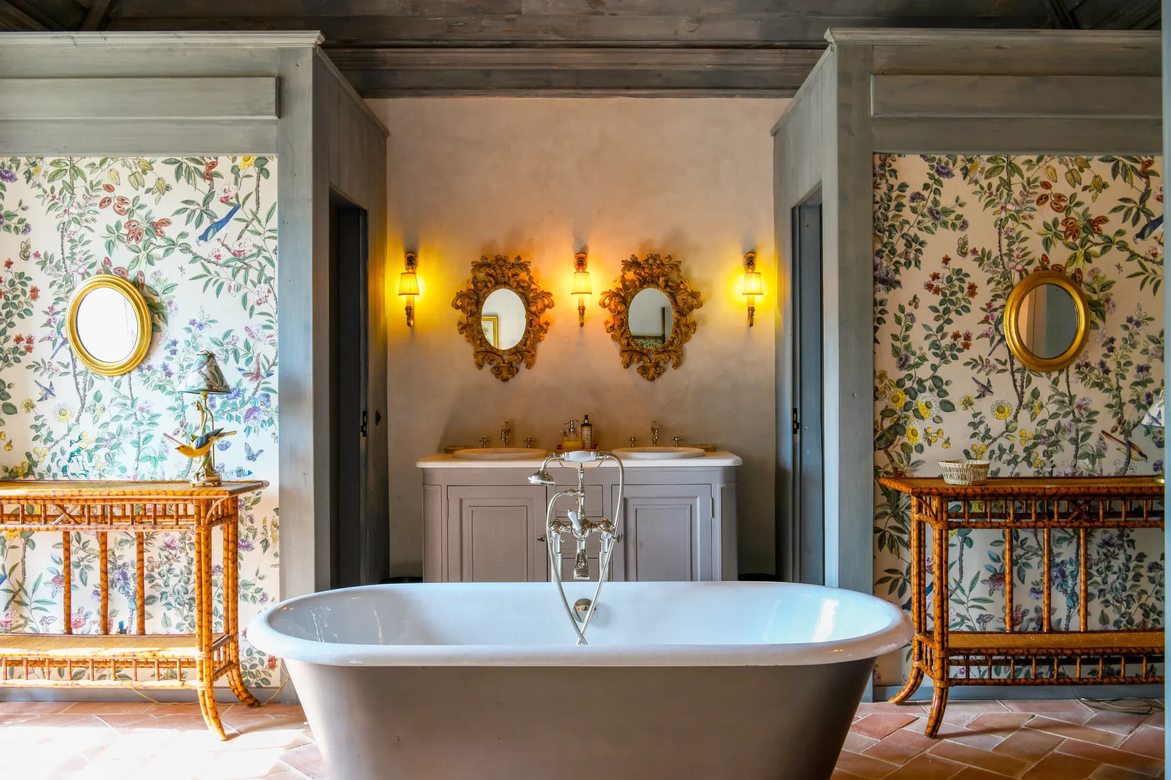 A Victorian bathtub between chinoiserie panels and gilt mirrors